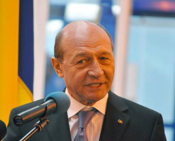 Iohannis, despre Băsescu: Constatăm că fostului preşedinte îi prieşte pensia. E foarte vocal şi postac. Îi doresc să fie sănătos 
